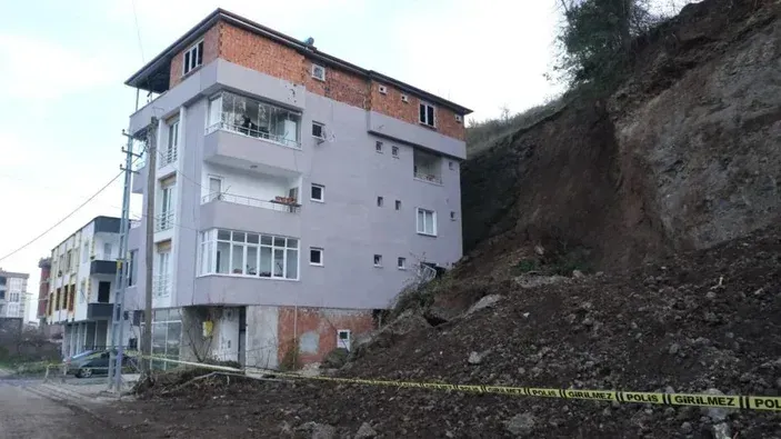 Samsun Heyelan: Kaya Parçası Aracın Üzerine Düştü