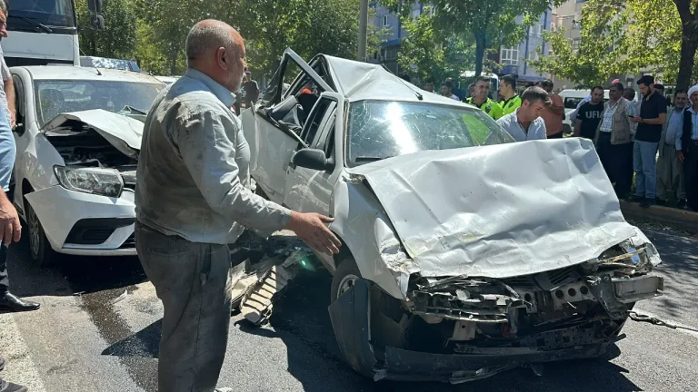 Şanlıurfa Trafik Kazası: 3 Kişi Yaralandı