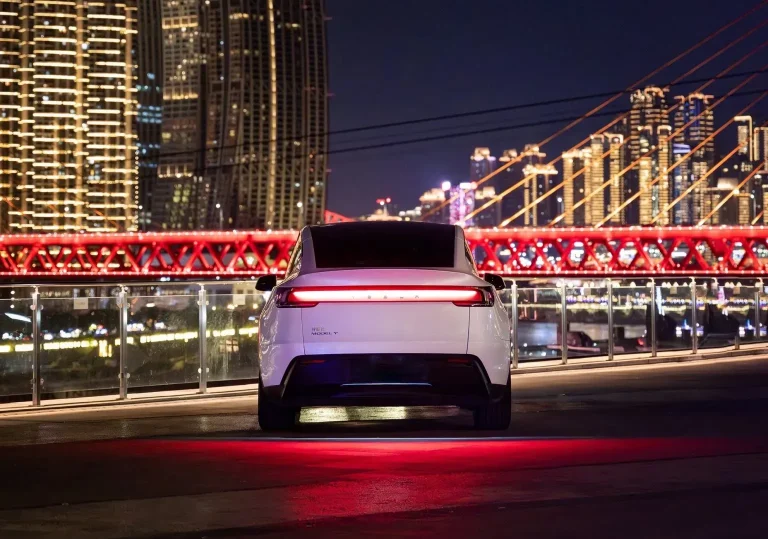 Tesla Model Y L: Uzun Dingil Mesafesi ve Güç Performansı